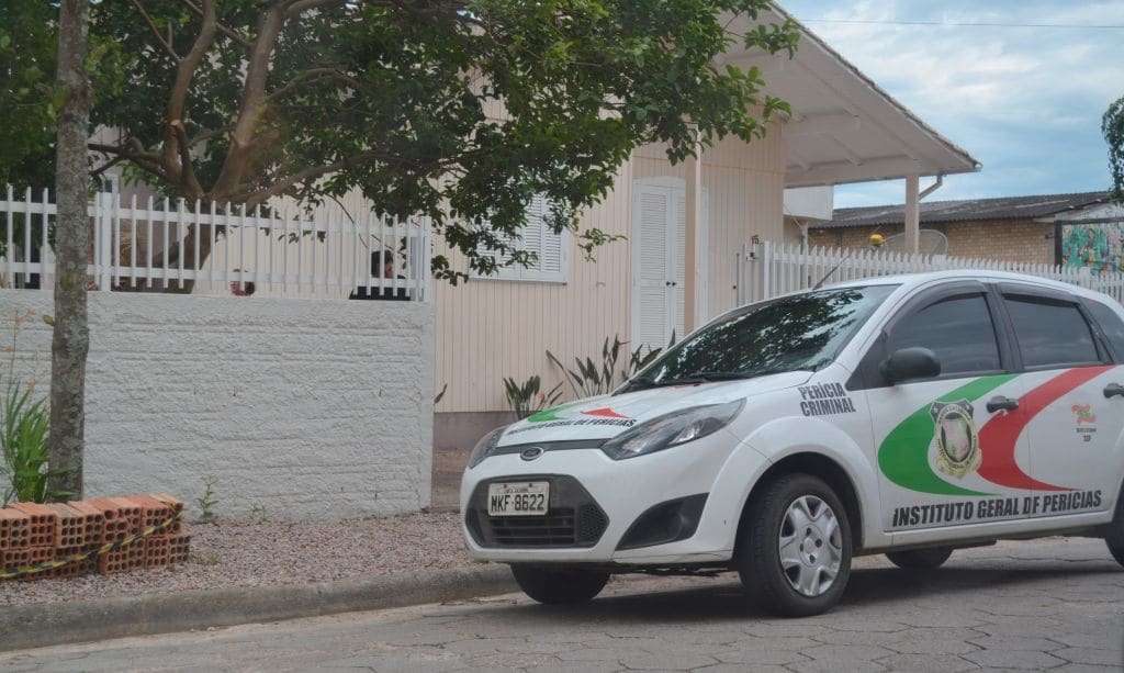 Carro é furtado em residência no Bairro Monte Verde