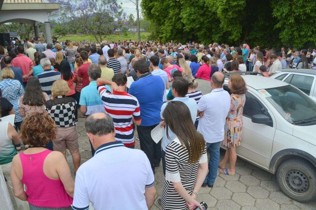 Dia de Finados tem movimento intenso no cemitério municipal