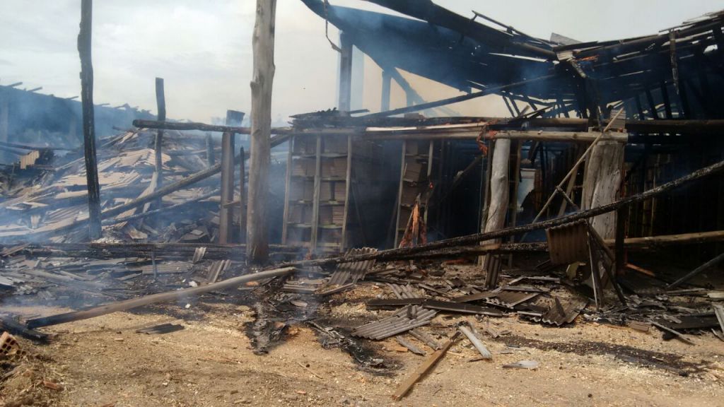 Fogo destrói metade de cerâmica na Santa Apolônia