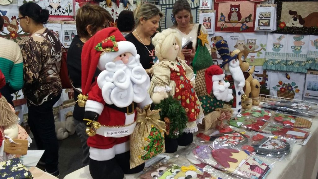 Escola profissional realiza exposição de trabalhos