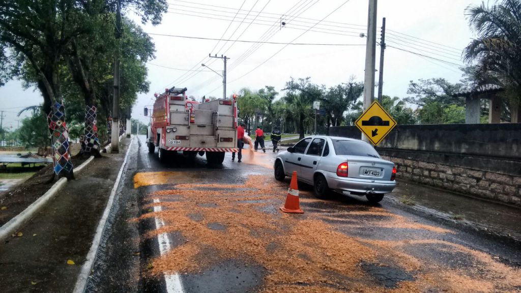 Corpo de Bombeiros é chamado por causa de óleo na pista