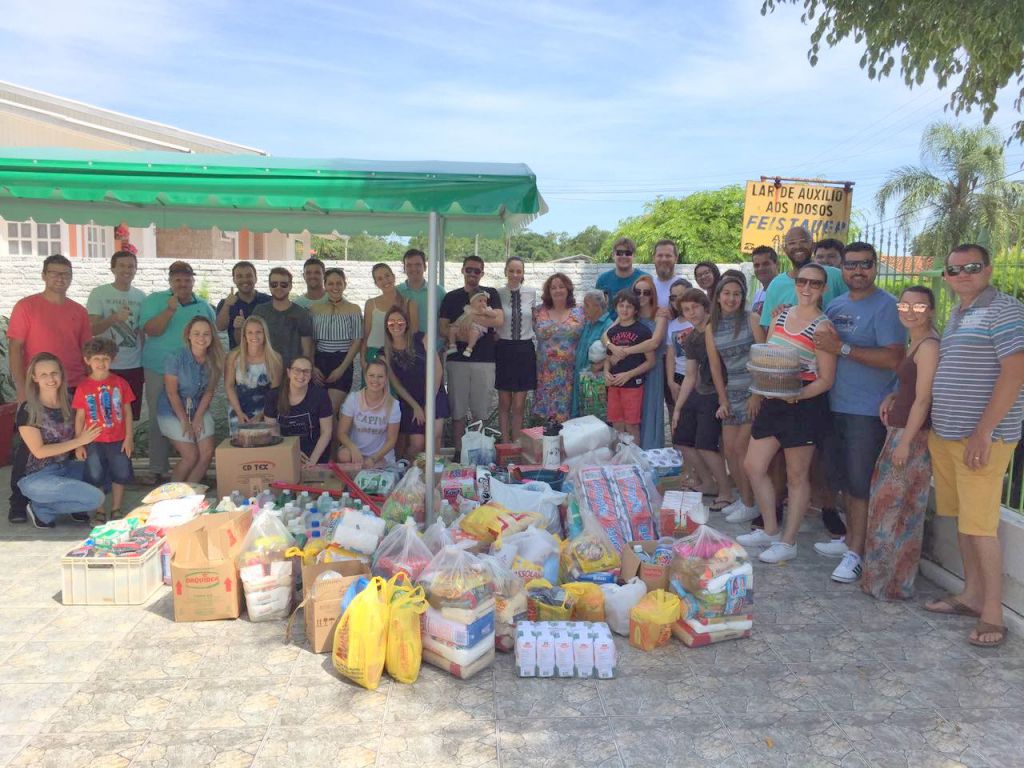 Solidariedade: casais de Morro da Fumaça entregam donativos em asilo