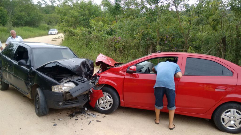 Colisão frontal deixa mãe e filha feridas neste domingo