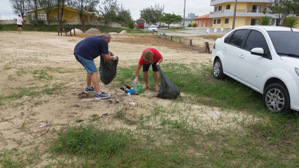 Incomodado com a sujeira, casal decide recolher o lixo da praia