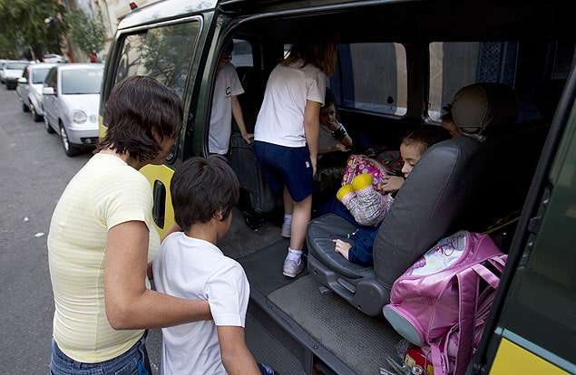 Suspensa exigência de cadeirinha de transporte de crianças em van escolar antiga
