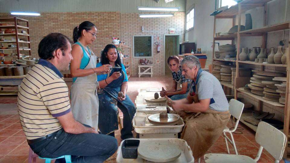 Artesãos paraguaios trocam experiência na Olaria das Artes de Morro da Fumaça
