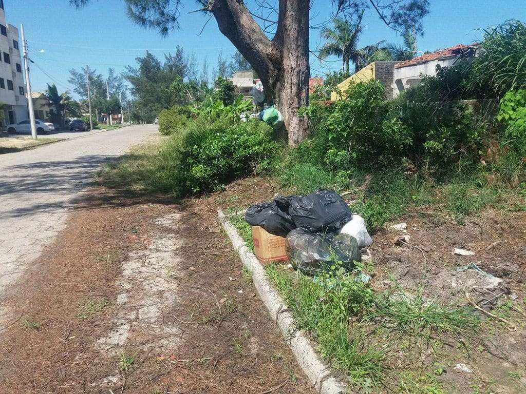 Moradores reclamam da falta de coleta de lixo no Balneário Esplanada