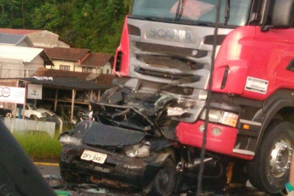 Scania de Morro da Fumaça “prensa” Celta e duas morrem em Blumenau