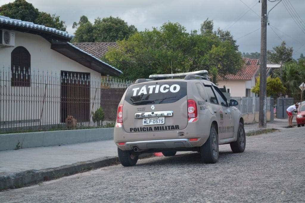 Vizinhos reclamam e PM prende homem por perturbação do sossego