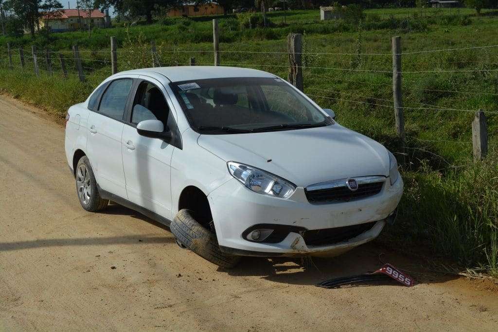 Assaltante rouba carro, bate, e foge a pé em Morro da Fumaça