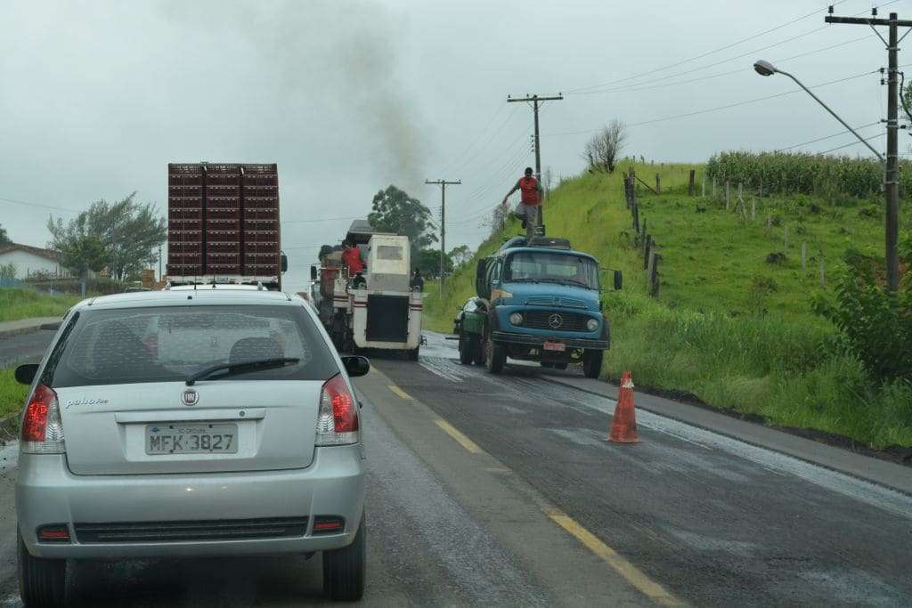 Obras de revitalização deixam trânsito lento na SC-445