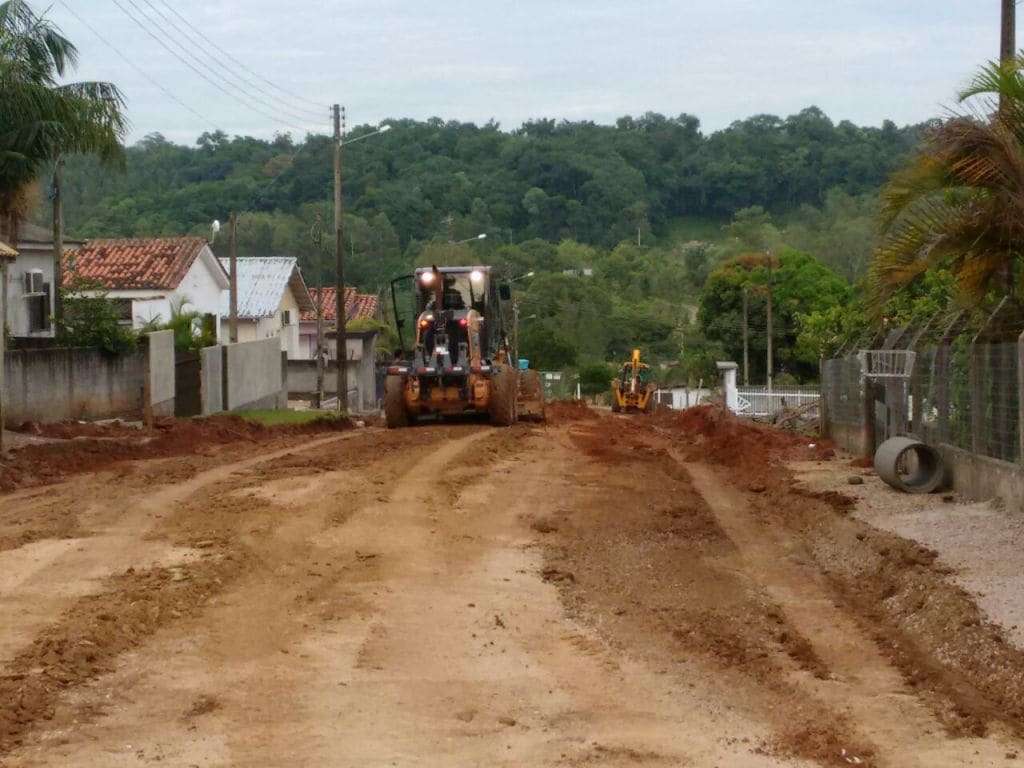 Ruas da comunidade de Mina Fluorita recebem pavimentação