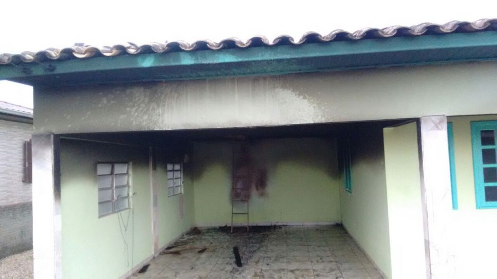 Vizinho salva casa de incêndio no Balneário Esplanada