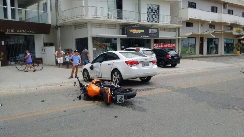 Samu e Bombeiros atendem colisão na Rua 20 de maio