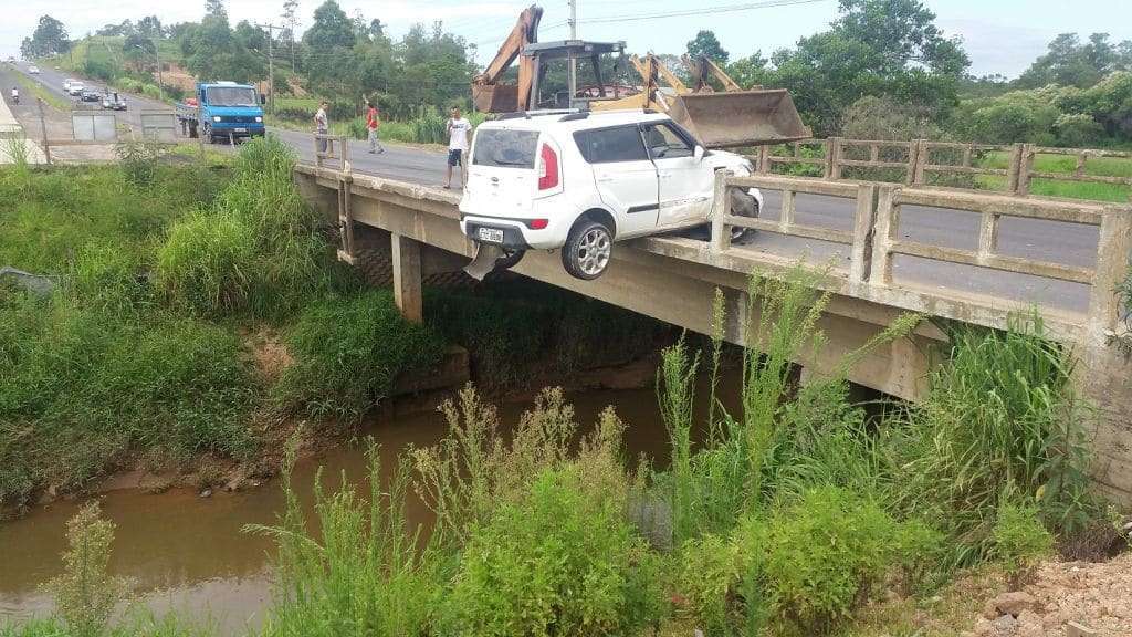 Carro quase cai em rio após bater em carreta na SC-445