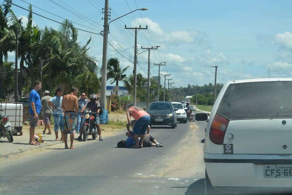 Colisão entre carro e moto deixa dois feridos na Avenida Celeste Recco