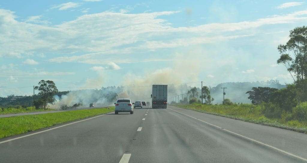 Fumaça atrapalha visibilidade de motoristas na BR-101