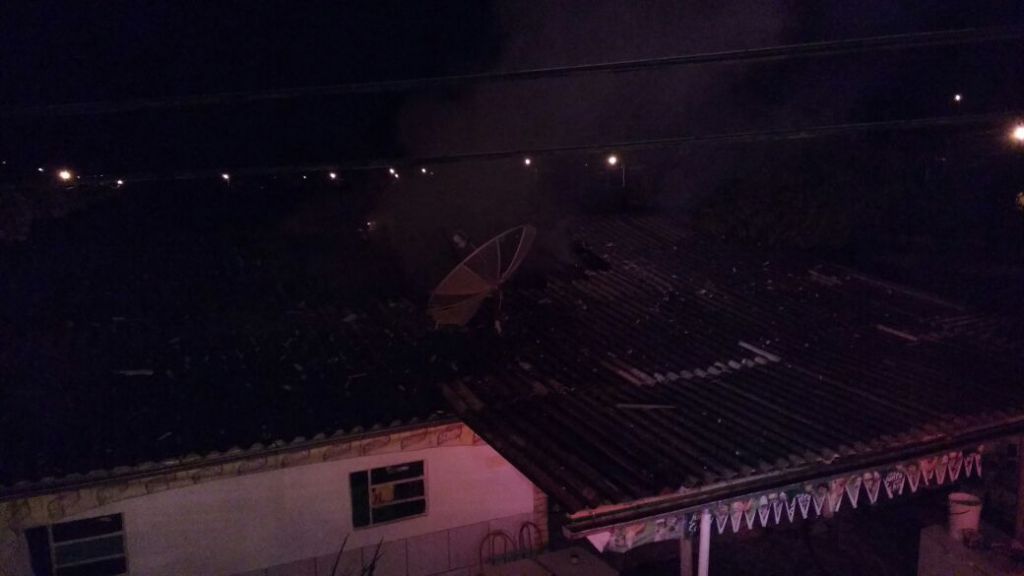 Corpo de Bombeiros contém incêndio em residência em Morro da Fumaça