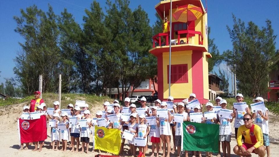 No Balneário Esplanada, Projeto Golfinho ensina sobre segurança nas praias