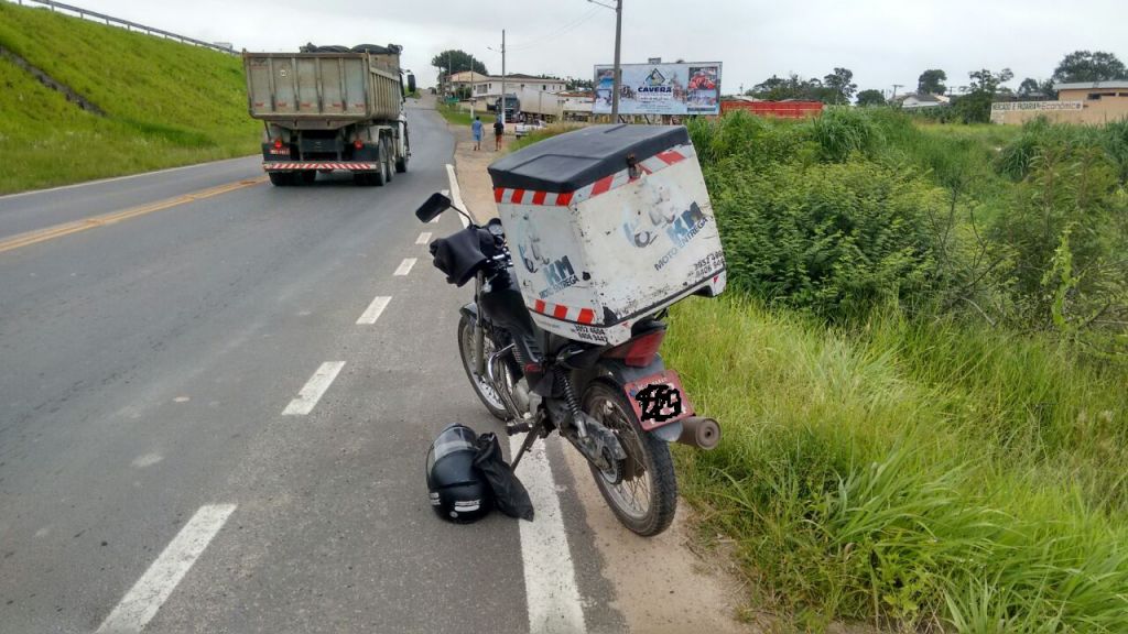 Motoboy sofre queda e vai parar no hospital