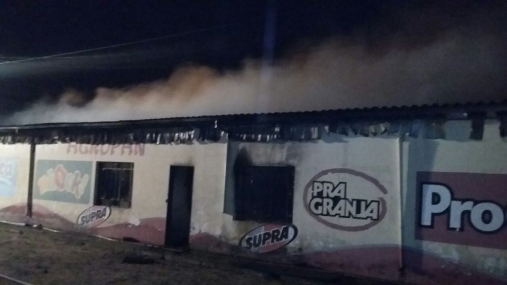 Fogo destrói agropecuária e padaria no Distrito de Estação Cocal