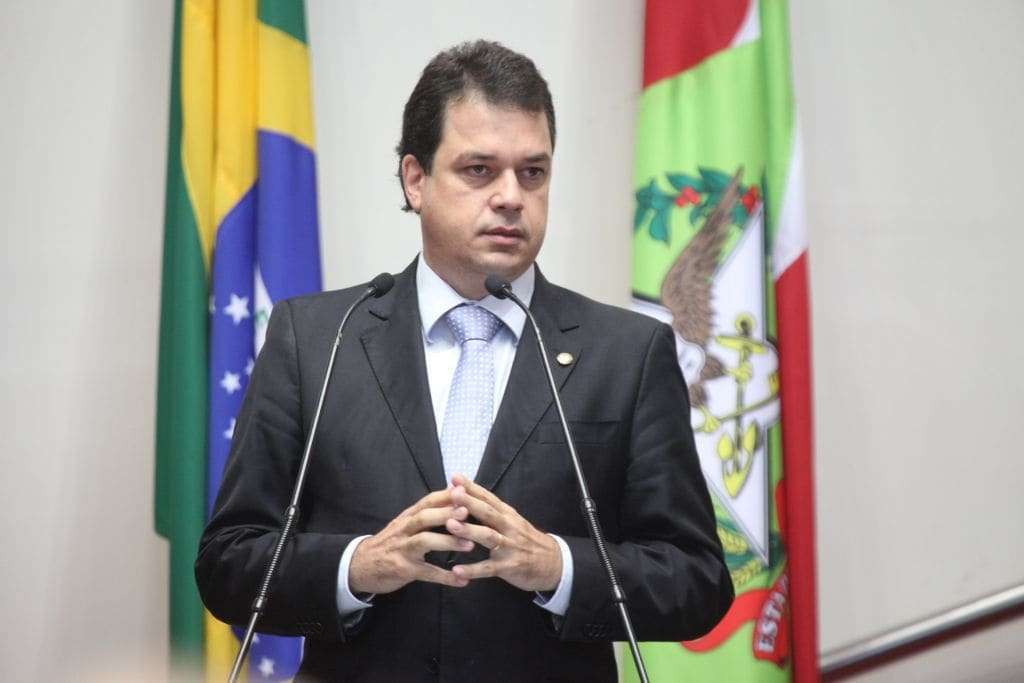 Deputado cobra explicações sobre situação “lamentável” de escolas no Estado