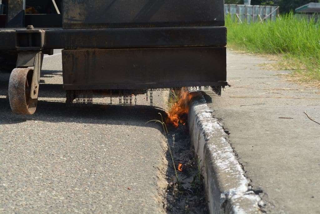 Prefeitura faz experiência de limpeza pública com máquina que capina a fogo