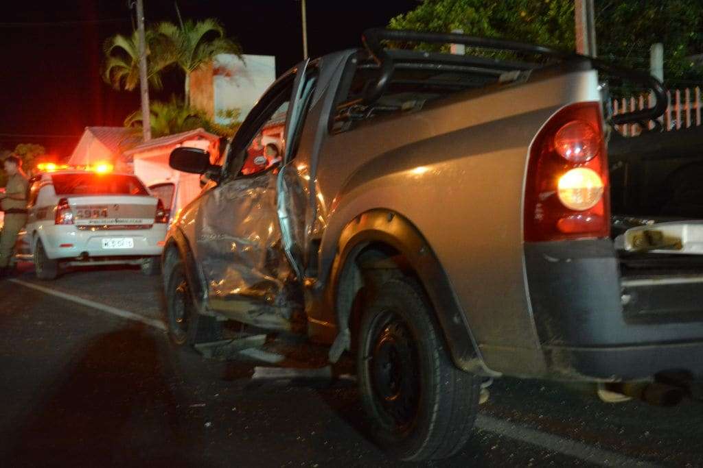 Veículos colidem na Rua Emílio Frasson, no Bairro Monte Verde