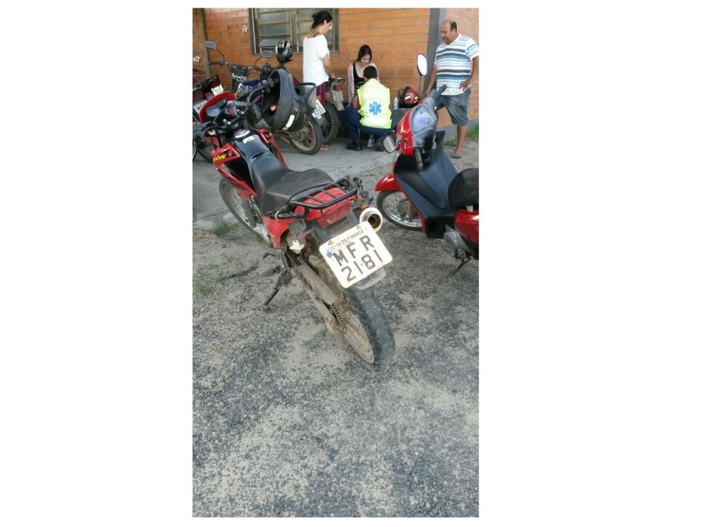 Colisão entre duas motos deixa jovem ferida no centro de Morro da Fumaça