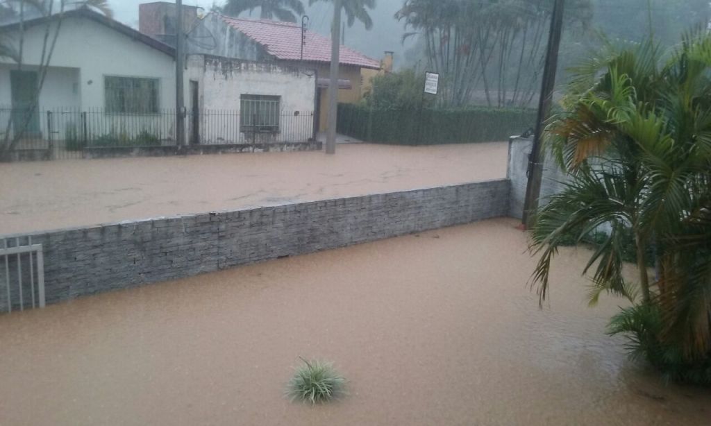 Moradores tiveram dificuldades na volta para casa. CONFIRA FOTOS