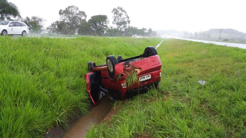 Mulher perde o controle e capota carro na BR-101