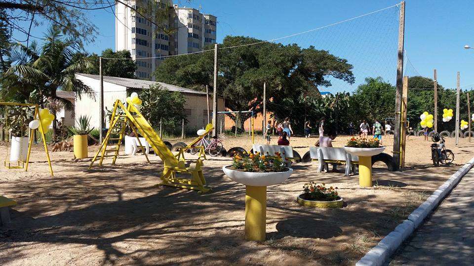 Crianças se divertem com a revitalização do parquinho