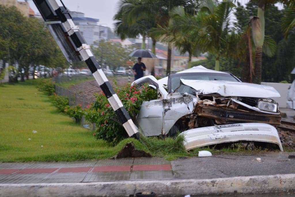 Carro é atingido por trem no centro de Morro da Fumaça