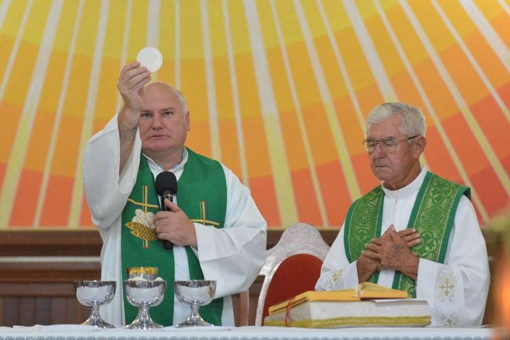 Católicos celebram o início da Semana Santa com a bênção dos ramos