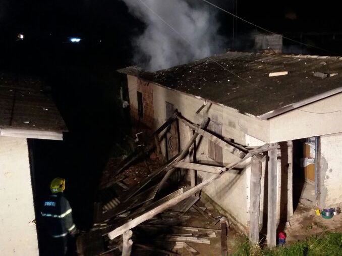 Casa é parcialmente destruída pelo fogo durante a madrugada