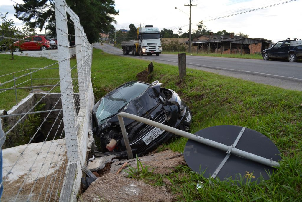 Veículo sai da pista na SC-443, em Morro da Fumaça