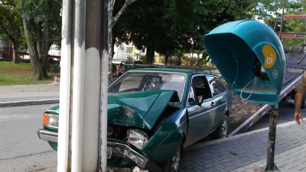 Motorista foge após colidir veículo em poste no centro de Morro da Fumaça