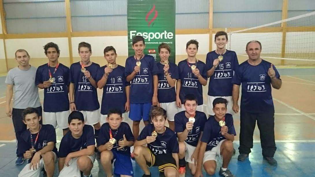 Equipe masculina de voleibol conquista título da fase regional do JESC