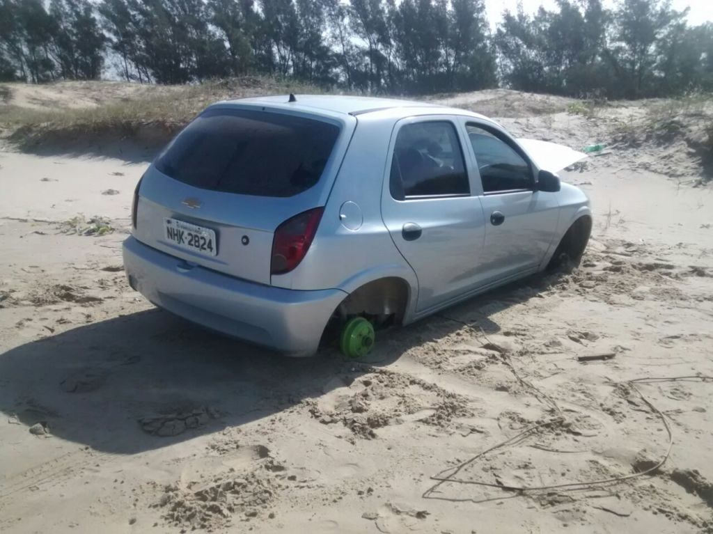 Carro de Morro da Fumaça é furtado e abandonado na Barra do Torneiro