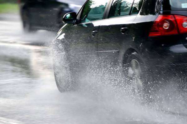Polícia Rodoviária pede atenção redobrada aos motoristas devido a chuva