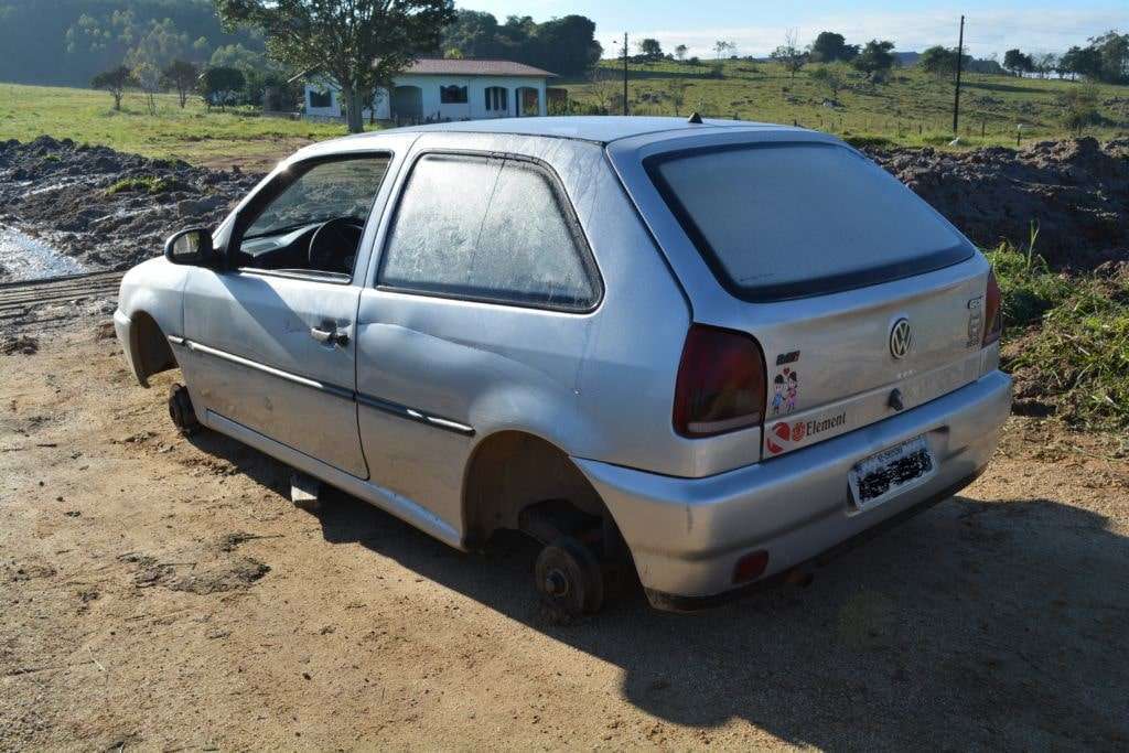 Veículo sem as rodas é abandonado na Estrada Geral do Barracão, em Morro da Fumaça