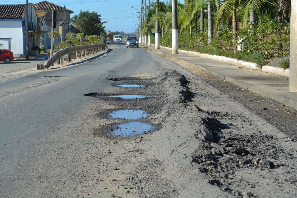 Buracos e deformação no asfalto causam risco para motoristas na Genésio Mazon