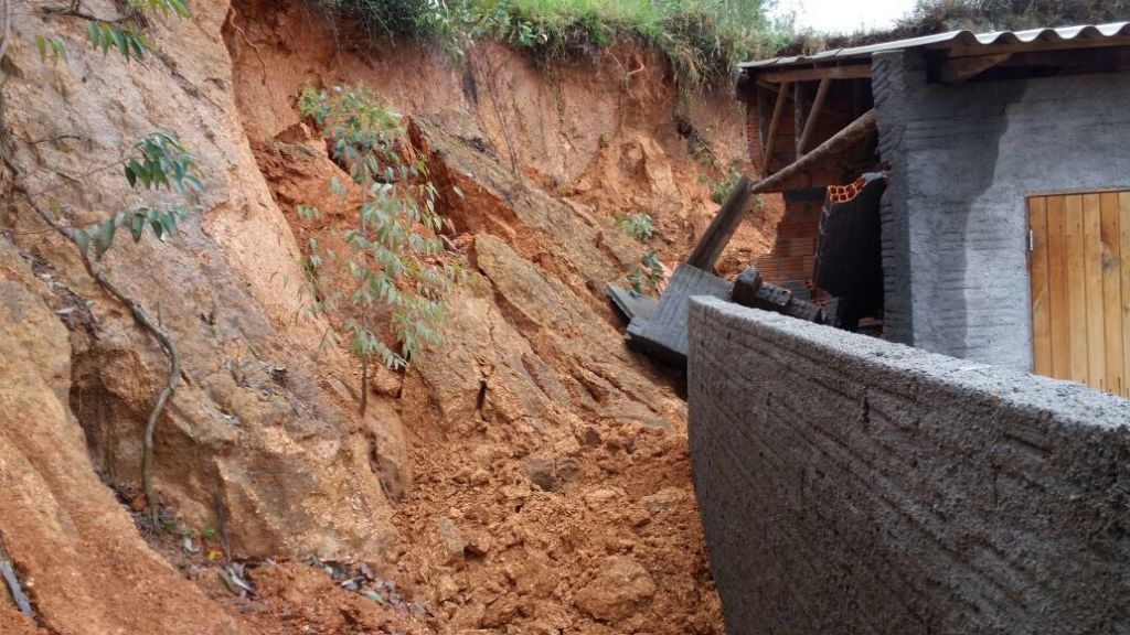 Chuva provoca deslizamento em Morro da Fumaça