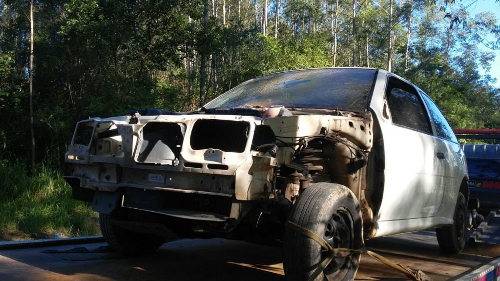 Veículo furtado é “depenado” e abandonado na Linha Torrens