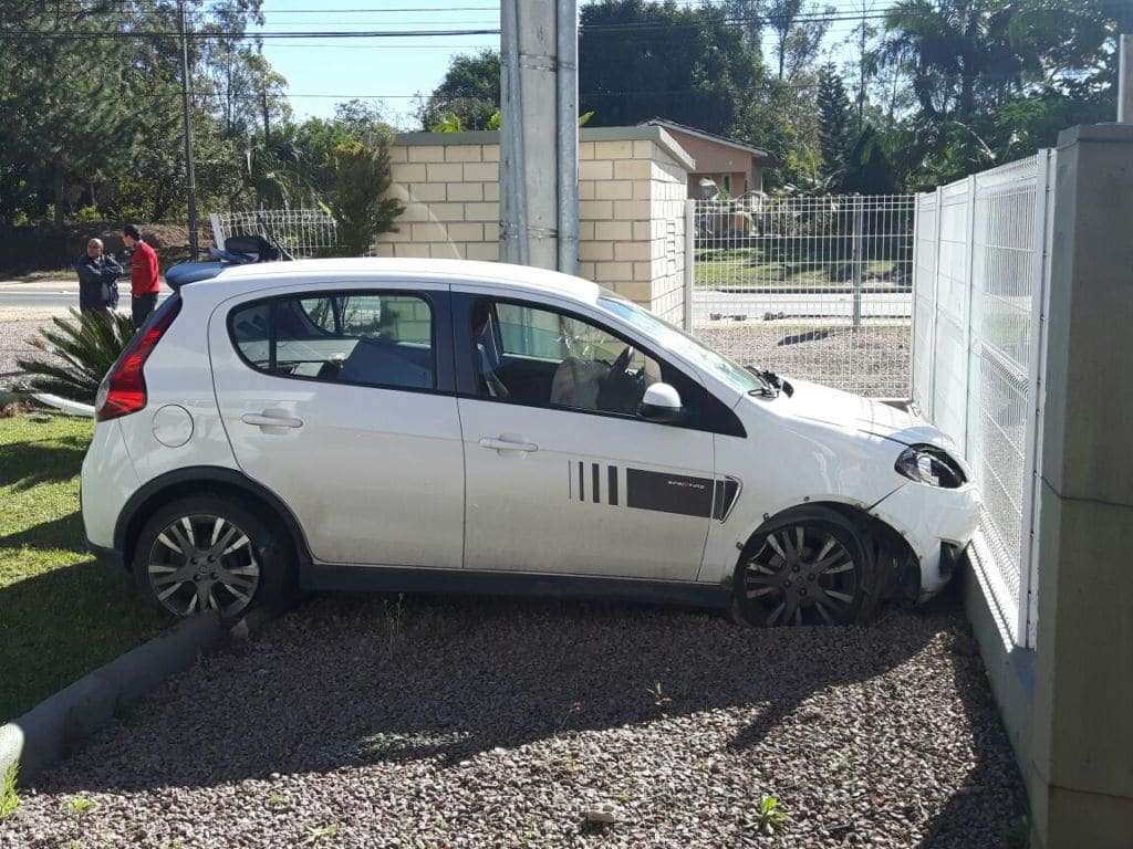 Motorista perde controle e carro invade muro de gráfica em Morro da Fumaça