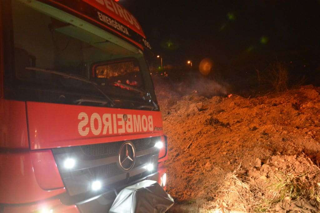 Corpo de Bombeiros combate incêndio em vegetação