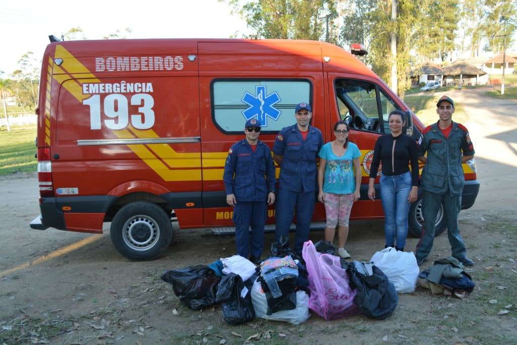 Corpo de Bombeiros de Morro da Fumaça entrega roupas de inverno para população
