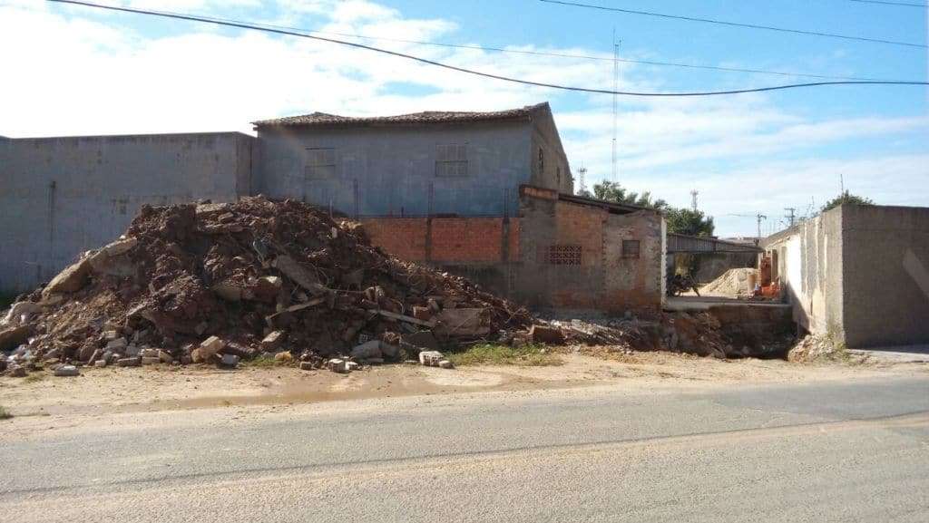 Imóvel irregular no centro de Morro da Fumaça é demolido pela Secretaria de Obras