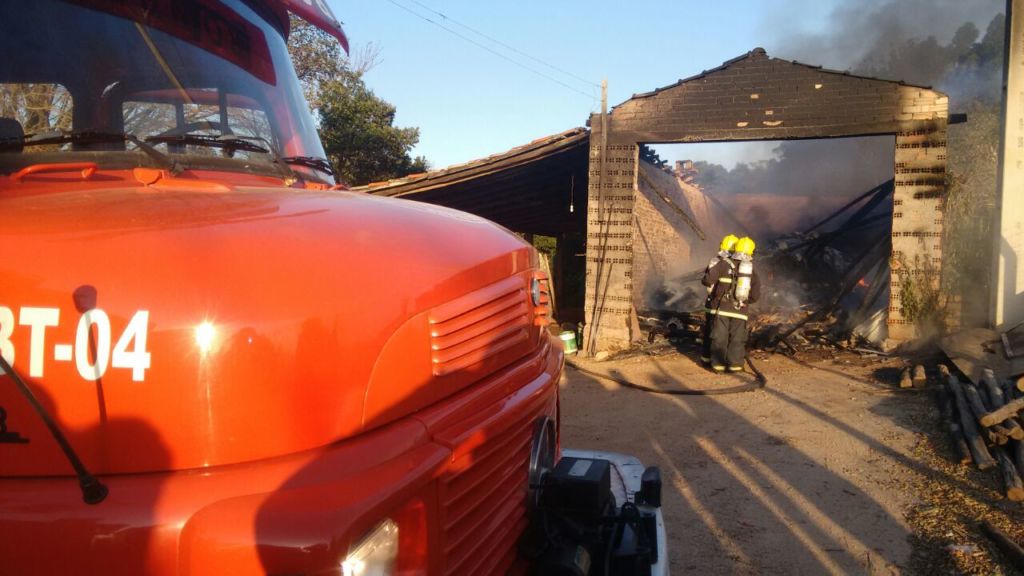 Garagem com caminhão dentro é destruída pelo fogo