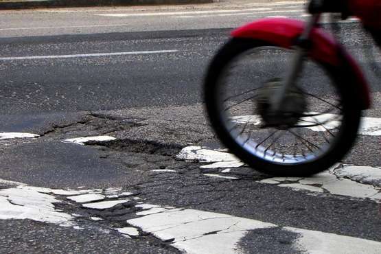 Desníveis e ondulações em rodovia condenam Deinfra por acidente de motociclista